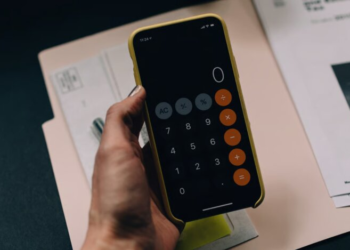 Штрафы до 75% и потеря половины дохода: украинцев за границей предупредили о налогах