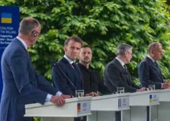 Гарантии безопасности для Украины: СМИ обнародовали черновик декларации саммита в Париже