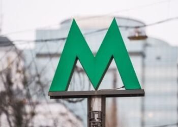 Після темряви й зупинки: метро в Києві повертається до роботи