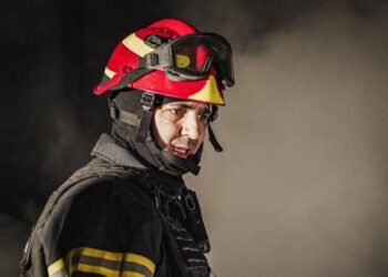 Киев под массированным ударом дронов: в городе горят многоэтажки и авто