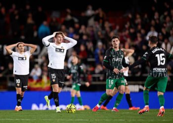 Три травмы в матче и пенальти. Валенсия осталась в зоне вылета Ла Лиги