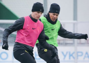 Забили пять мечей. Левый Берег разобрался с аматорским клубом