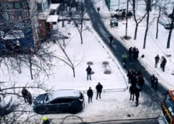 Масштабне задимлення і евакуація в Києві: рятувальники загасили смертельну пожежу, — ФОТО