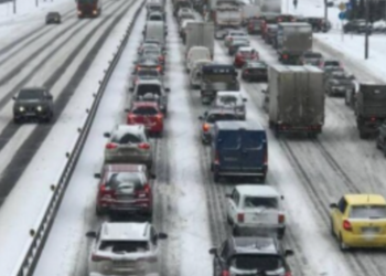 Виїзд із Києва частково заблоковано: великі затори, поліція і перекриті дороги