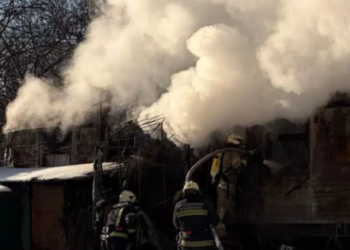 Сильне задимлення в Києві: як рятувальники гасили палаючий вагон, — ФОТО