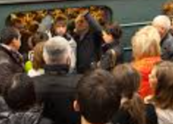 Метро Києва частково «зупинено» після атаки: затримки потягів і зачинені станції