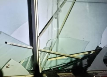 За секунду — потужний вибух і вибиті вікна: у багатоповерхівку Києва влучив шахед, — ФОТО