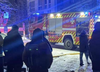 Сильні вибухи і евакуація на Київщині: рятувальники показали місце падіння БпЛА, — ФОТО