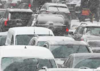 Головний в’їзд у Київ заблоковано: великі затори, поліція і обмеження, — ФОТО