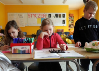 В школах Польши с апреля введут новый вид оценок: что изменится для украинцев
