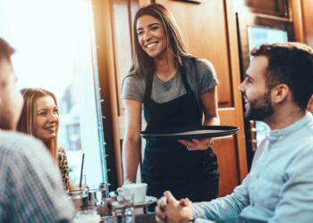 Работа в Польше: сколько зарабатывают официанты и какие условия предлагают украинцам