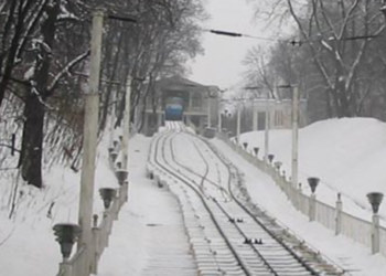 Підйомник “завис” на схилі гори: в центрі Києва заблоковано рух, — ФОТО