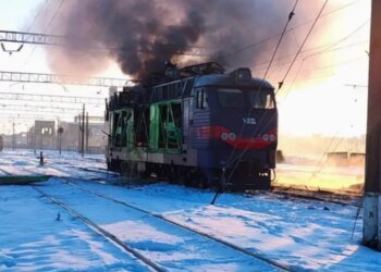 Россияне снова били по железной дороге: повреждены станции и поезда