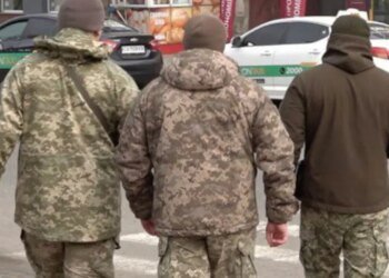 В Одессе группа гражданских напала на военных ТЦК