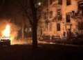 Горят «Эпицентр» и автомобили, повреждены дома и инфраструктура: что известно об атаке на Запорожье