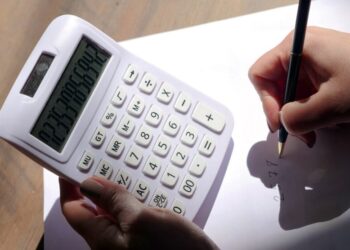 Конец дешевой коммуналке: Кабмин утвердил жесткий план повышения цен на свет и тепло по требованию МВФ