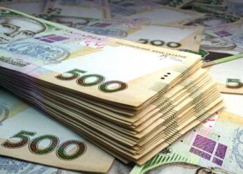 Деньги под матрасом или в банке: эксперты рассказали, как спасти сбережения от обесценивания