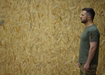 The Guardian: Военные и спецслужбы готовились к войне за спиной Зеленского — и рисковали трибуналом