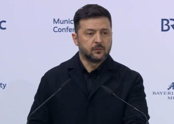 Зеленский сказал, что мешает ему и Путину остановить войну