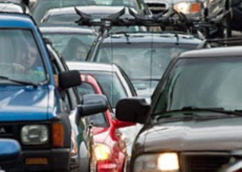 Вантажівка заблокувала рух транспорту: де в Києві складно проїхати, — ФОТО