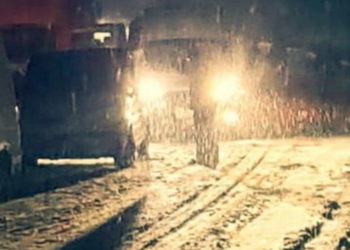 Аномалія на дорогах Київщини: вантажівки застрягли у заметах, — ФОТО