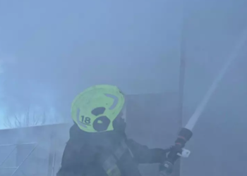 Сильне задимлення на Київщині: рятувальники оточили місце події, — ФОТО