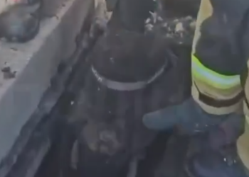 Смертельна пастка в центрі Києва: дітей діставали з каналізації, — ВІДЕО