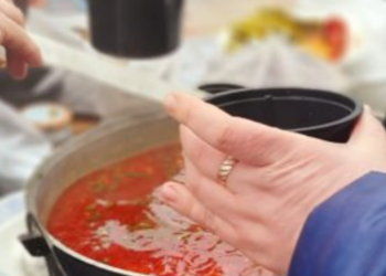 Смачно й безкоштовно: де в Києві почали роздавати гарячі страви