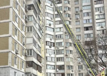 Сильне задимлення в Києві: рятувальники гасили вогонь з повітря, — ФОТО