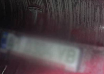 За секунду — полум’я і вибух: у Києві елітні авто перетворились на металобрухт, — ФОТО