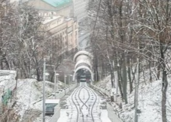 Небезпека в центрі Києва: на пагорбах “завис” громадський транспорт, — ФОТО