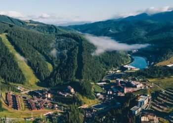 $2 мільйони готівкою у “Буковель”: експосадовця Київської митниці підозрюють у відмиванні коштів