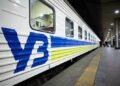 Київська залізниця під загрозою: ворог нещадно б’є по рухомому складу