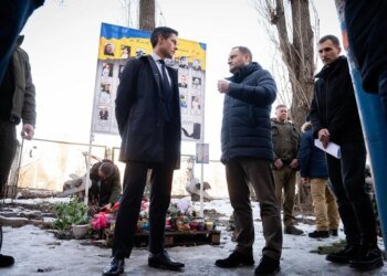 Новий прем’єр Нідерландів Роб Єттен відвідав зруйновану багатоповерхівку в Києві