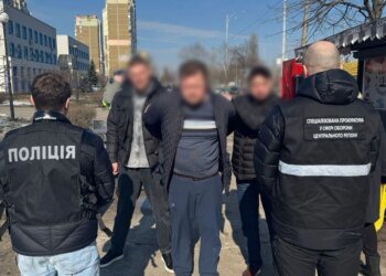 Обіцяв статус священника за 10 000 доларів для виїзду за кордон — у Києві затримали чоловіка