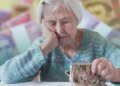 Пенсионеры и ВПЛ получат по 1500 гривен в апреле: подробности