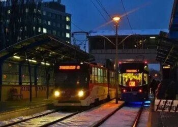 У кількох районах Києва через обстріл зупинився електротранспорт та зникло світло