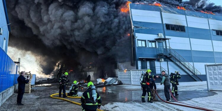 Велика пожежа на складі під Києвом — у чотирьох районах столиці спостерігається задимлення