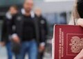 В РФ рухнула система записи на загранпаспорта: очереди растянулись на месяцы