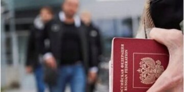 В РФ рухнула система записи на загранпаспорта: очереди растянулись на месяцы