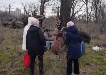 Память в яме: мариупольцы помянули убитых соседей там, где оккупанты стерли их жизни. ВИДЕО