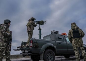 РФ тестирует новую тактику: «Шахеды» массированно атакуют днем, возможны ракеты