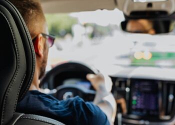 За руль теперь нельзя: водителей в Украине ограничили по возрасту