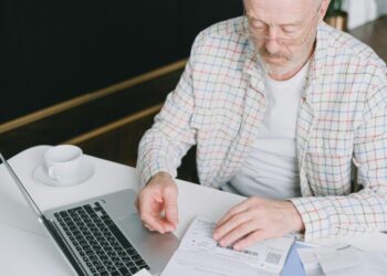 Пенсионеры на грани выживания: почему работа и тарифы убивают украинцев