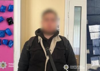Забрав «товар» на околиці й поїхав маршруткою: на Київщині викрили молодого наркоділка