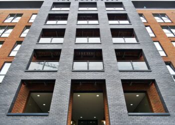 Задатки возвращают, цены не снижают: что происходит с рынком жилья Киева