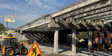 В Києві оновлюють ключовий шляхопровід: коли знімуть затори