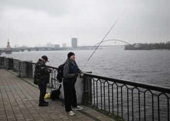 Синоптики дали прогноз погоды на завтра: кому понадобятся зонтики и теплая одежда