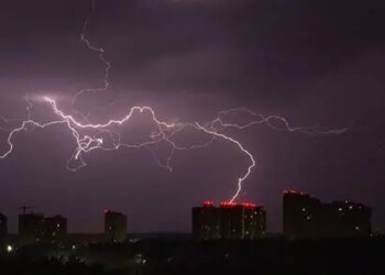 Київ у режимі небезпеки: гроза загрожує життю людей та майну