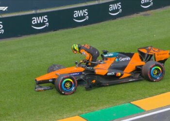 ВИДЕО. Невероятно. Пилот Ф-1 разбил болид перед стартом гонки